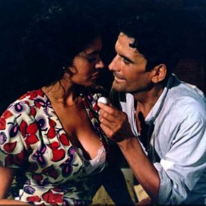 Il Postino: Massimo Troisi e Maria Grazia Cucinotta in una scena del film