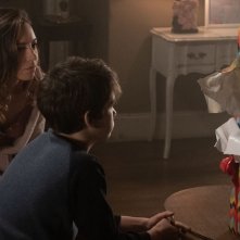 La Bambola Assassina: una scena Aubrey Plaza e Gabriel Bateman
