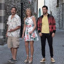 Murdery Mystery: Jennifer Aniston, Adam Sandler, Luis Gerardo Méndez in una scena del film