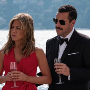 Murdery Mystery: Jennifer Aniston, Adam Sandler in una scena del film