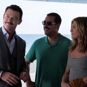 Murdery Mystery: Luke Evans con Jennifer Aniston, Adam Sandler in  una scena del film