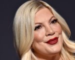 BH90210: i troll attaccano Tori Spelling per la foto in bikini, ma il marito la difende
