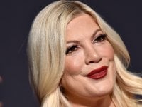 BH90210: i troll attaccano Tori Spelling per la foto in bikini, ma il marito la difende