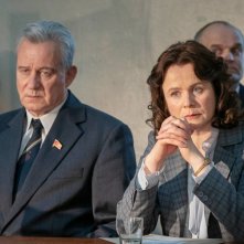 Chernobyl: Stellan Skarsgård, Emily Watson in una scena della serie