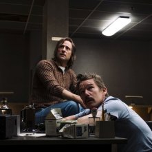 Rapina a Stoccolma: Mark Strong e Ethan Hawke in una scena del film