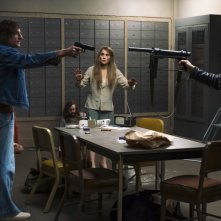 Rapina a Stoccolma: Noomi Rapace e Ethan Hawke in una scena drammatica del film