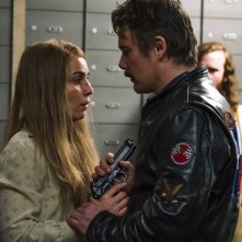 Rapina a Stoccolma: una scena con Ethan Hawke e Noomi Rapace