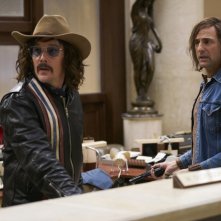 Rapina a Stoccolma: Mark Strong con Ethan Hawke durante una scena