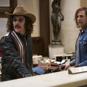 Rapina a Stoccolma: Mark Strong con Ethan Hawke durante una scena