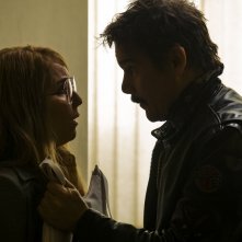 Rapina a Stoccolma: un momento tra Noomi Rapace e Ethan Hawke