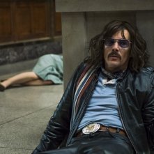 Rapina a Stoccolma: Ethan Hawke durante una scena