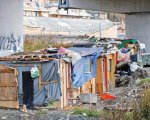 Roma, vigili arrivano con le ruspe per demolire la baraccopoli ma era un set cinematografico!