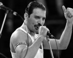 Freddie Mercury: Brian May in visita alla casa natale del leader dei Queen a Zanzibar, ecco le foto