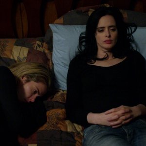 Jessica Jones: Krysten Ritter e Rachael Taylor in una scena della terza stagione