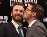 Robert Downey Jr. fa gli auguri a Chris Evans, il miglior fondoschiena d'America