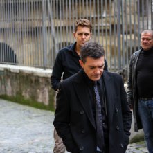 Beyond the Edge: Milos Bikovic e Antonio Banderas in una scena del film