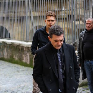 Beyond the Edge: Milos Bikovic e Antonio Banderas in una scena del film