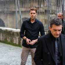 Beyond the Edge: Milos Bikovic insieme a Antonio Banderas in una scena