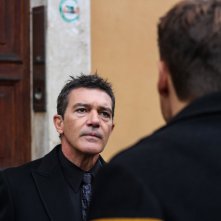 Beyond the Edge: Anotnio Banderas in una scena del film