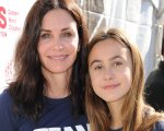 Courteney Cox presta a sua figlia un suo abito di 21 anni fa: le foto a confronto