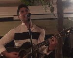 Darren Criss canta Tu vuo' fa' l'americano: la star di Glee in Sardegna