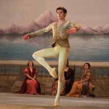 Nureyev - The White Crow: Oleg Ivenko in una scena del film