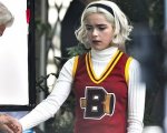 Le Terrificanti Avventure di Sabrina 3: Kiernan Shipka è una cheerleader nelle foto dal set