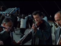 Come in Titanic: il centro commerciale si allaga e la band suona la canzone del film