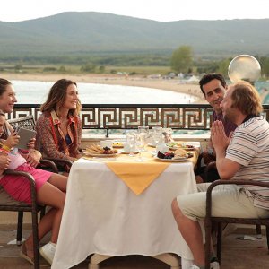 La prima vacanza non si scorda mai: Jonathan Cohen, Camille Chamoux in un'immagine del film