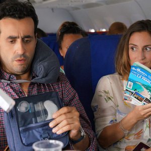 La prima vacanza non si scorda mai: una scena  con Jonathan Cohen, Camille Chamoux