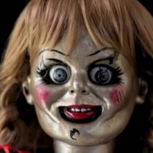 Annabelle 3: un primo piano della bambola indemoniata