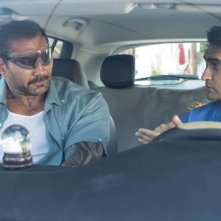 Stuber: Kumail Nanjiani e Dave Bautista in una scena in auto