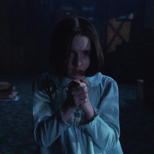 Annabelle 3: Mckenna Grace una scena del film