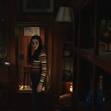 Annabelle 3: Katie Sarife in una scena del film
