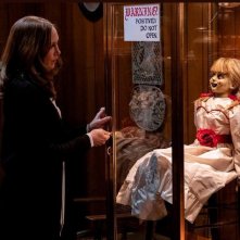 Annabelle 3: una scena del film con Vera Farmiga