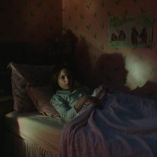 Annabelle 3: Mckenna Grace in un momento del film