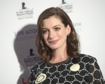 Anne Hathaway: un uomo accoltellato sul set del suo film