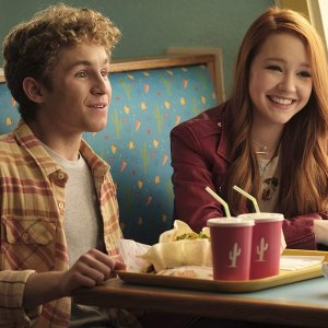 Kim Possible: Sadie Stanley insieme a Sean Giambrone in una scena