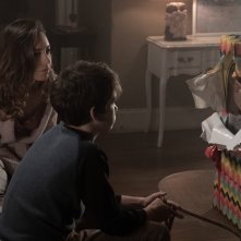 La Bambola Assassina: Gabriel Bateman insieme a Aubrey Plaza in una scena del film