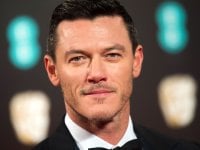 Luke Evans, per il nudo frontale in Ma chiede un parere ai fan