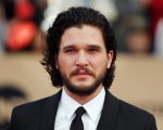 Kit Harington è uscito dal rehab: eccolo in giro per Londra nelle prime foto