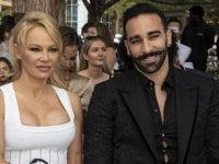 Pamela Anderson tradita da Adil Rami, ex calciatore del Milan: 'Lui, un mostro, fa una doppia vita'