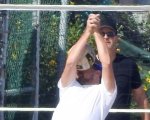 Leonardo DiCaprio messo ko da una pallonata: la foto è virale!