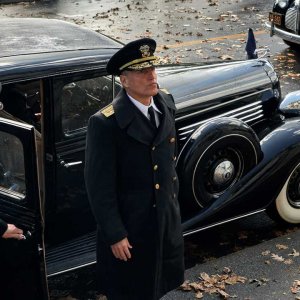 Midway: Woody Harrelson in divisa in una scena dle film