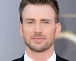 Chris Evans ricrea il meme del 'fidanzato distratto' in un'epica foto