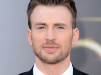 Chris Evans ricrea il meme del 'fidanzato distratto' in un'epica foto