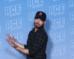 Captain America e il lato B di Chris Evans: una fan paga 200 dollari per una foto 'monumentale'