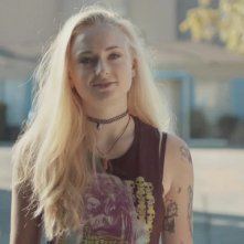 Sophie Turner in una scena di Josie