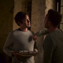 Welcome Home: Aaron Paul e Riccardo Scamarcio in una scena del film