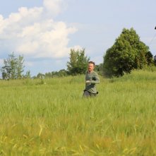 Welcome Home: una scena del film con Aaron Paul